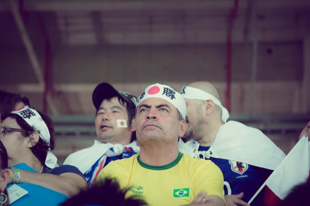 日の丸を巻いたブラジル人サポーター