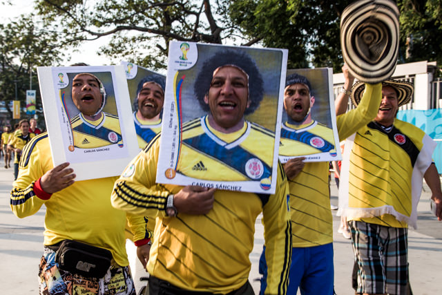 コロンビアサポーター、顔のフレームは南米で人気のカードゲームのフレーム