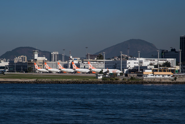 フェリーからはサントスドゥモン空港が見えます