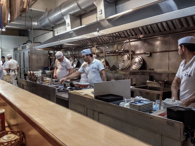 まるで日本のラーメン屋のように手際よく働くスタッフたち