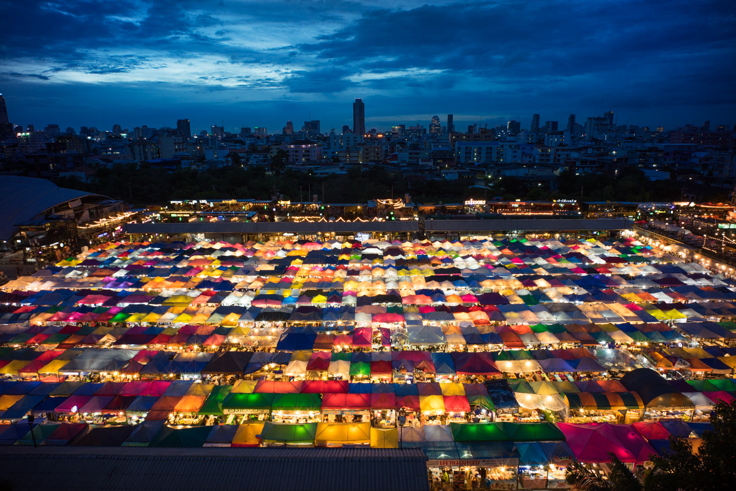 The New Rot Fai Market Ratchada