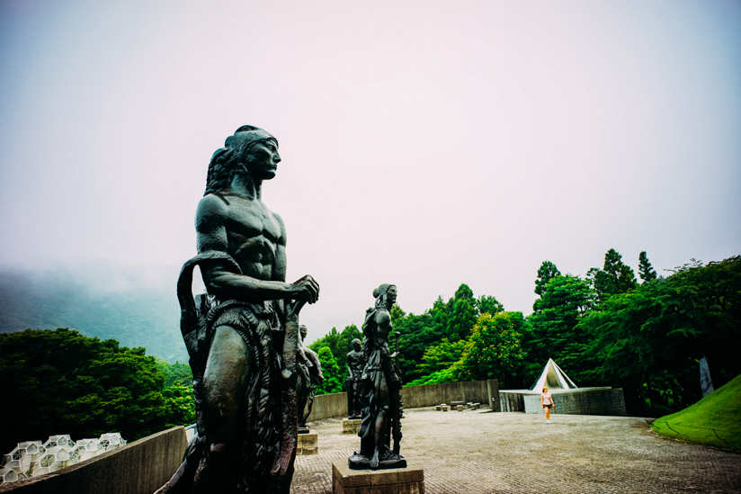 山を背景にした彫刻たち