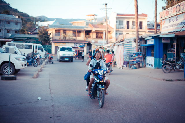 2人乗りのバイク、コロン島フィリピン