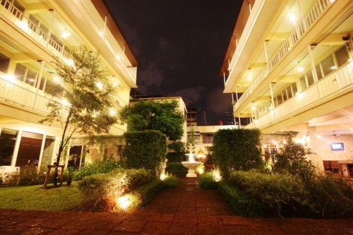 Feung Nakorn Balcony Rooms and Cafe