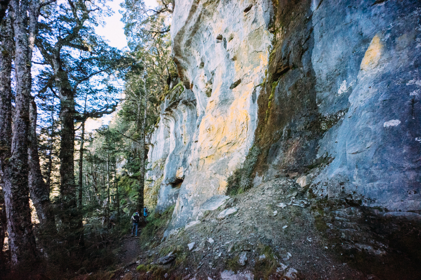 大きな岩の壁