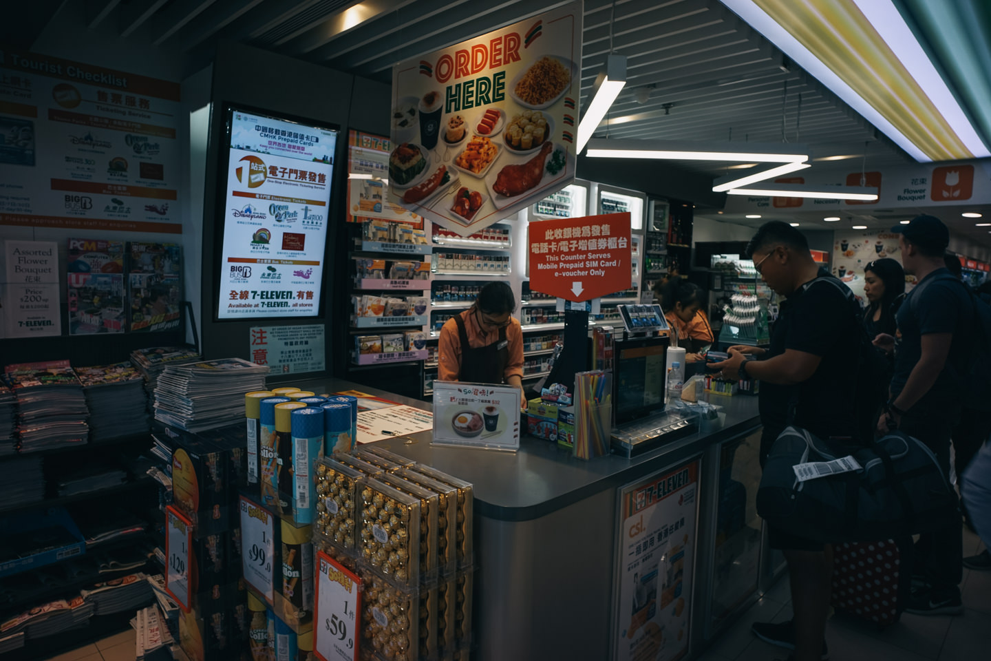 慌ただしく接客してる店員さんに聞きながらの購入